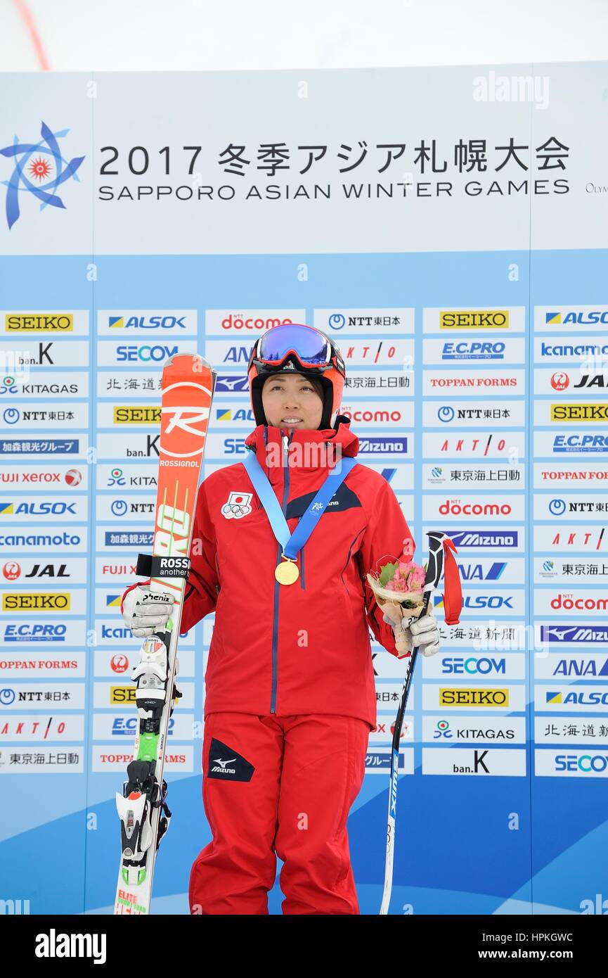 Sapporo, Hokkaido, Japan. 23. Februar 2017. EMI Hasegawa (JPN) Ski Alpin: Emi Hasegawa Japans steht auf dem Podium mit ihrer Goldmedaille nach dem Sieg im Riesenslalom der Frauen während der 2017 Sapporo asiatischen Winterspiele in Sapporo Teine in Sapporo, Hokkaido, Japan. Bildnachweis: Hiroyuki Sato/AFLO/Alamy Live-Nachrichten Stockfoto