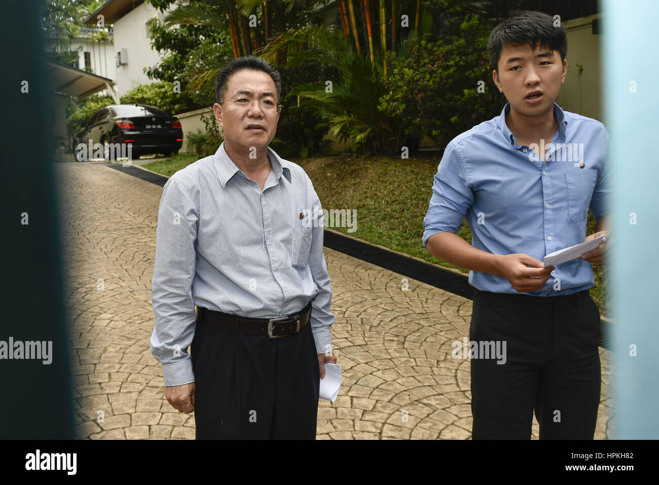 Kuala Lumpur, Malaysia. 24. Februar 2017. Sekretär des Nordkorea Botschaft von Kim Yoo-sung(L) und interpreter(R) hat Pressekonferenz am Haupttor der nordkoreanischen Botschaft an diesem Morgen. Sie Klagen eines Südkorea Zeitung HanKyoreh durch ihre Lügen über ihre Artikel am 24. Februar 2017 in Kuala Lumpur, Malaysia. Bildnachweis: Chris Jung/ZUMA Draht/Alamy Live-Nachrichten Stockfoto