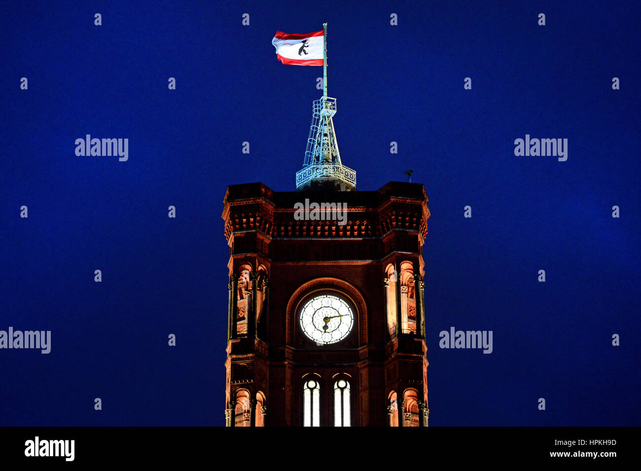 Berlin, Deutschland. 23. Februar 2017. Die erleuchteten Fenster das Rote Rathaus in Berlin, Deutschland, 23. Februar 2017. Foto: Maurizio Gambarini/Dpa/Alamy Live News Stockfoto