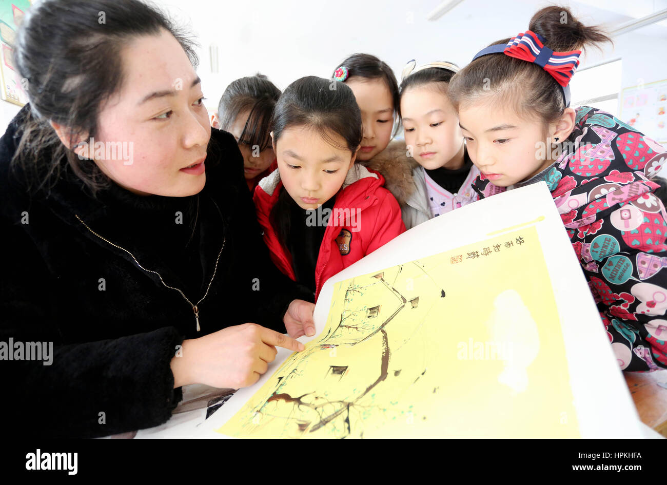 China. 23. Februar 2017. Traditionelle chinesische Kleidung zu tragen die Schüler lernen chinesische Poesie zu Beginn eines neuen Semesters in Hefei, Ost-China. Bildnachweis: SIPA Asien/ZUMA Draht/Alamy Live-Nachrichten Stockfoto