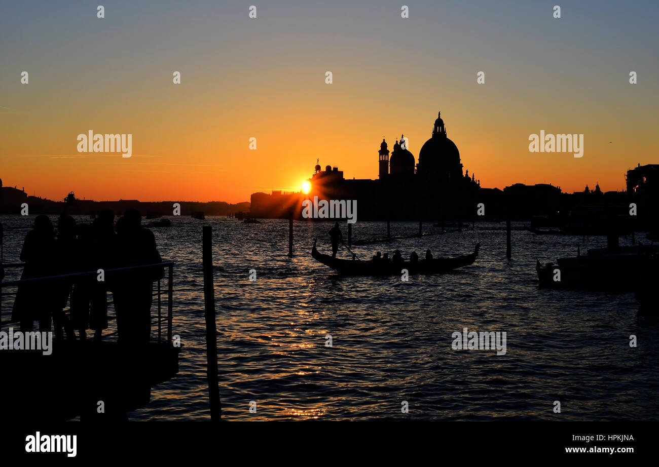 Sonnenuntergang über der Lagune von Venedig mit Gondel Stockfoto