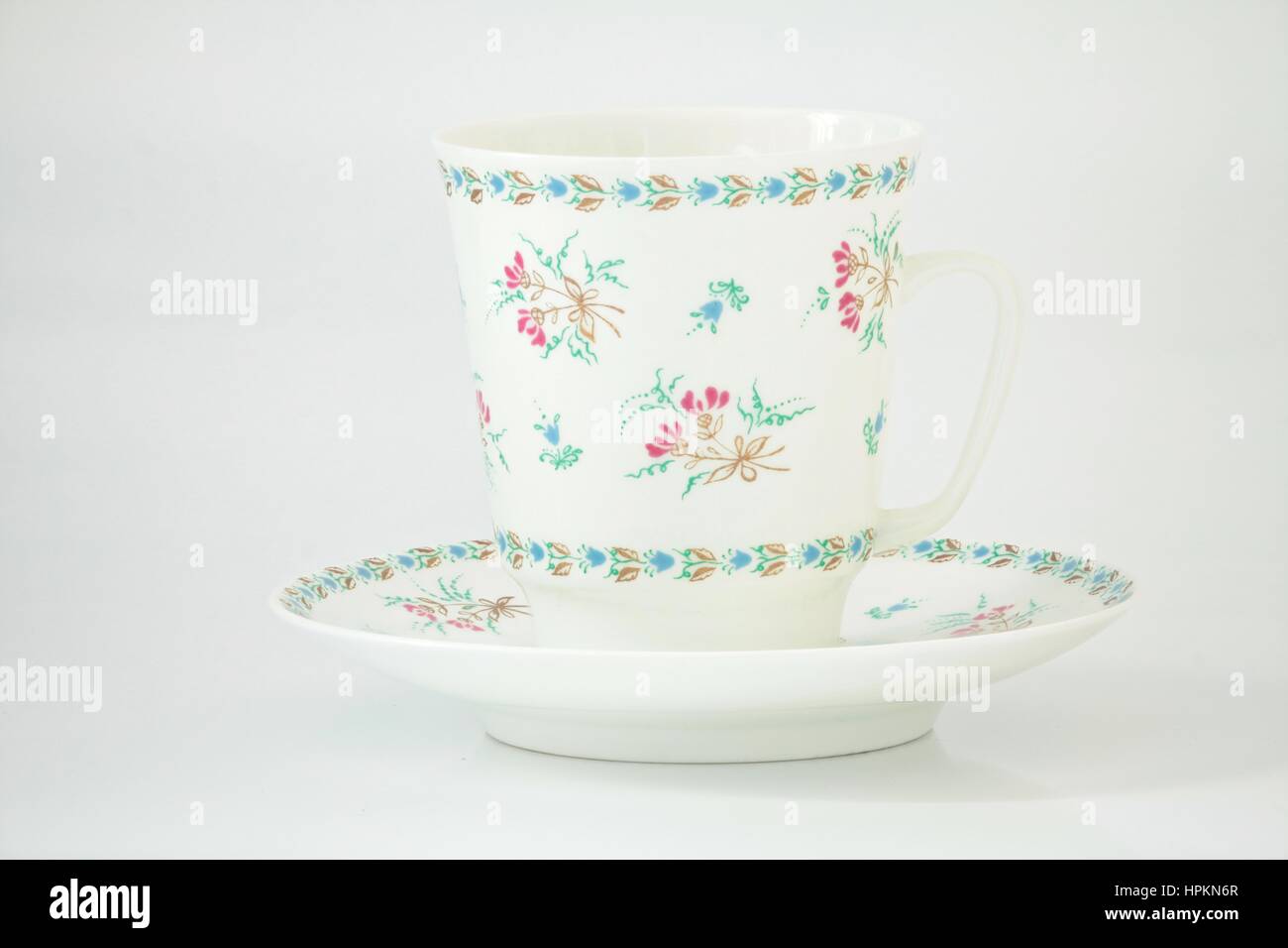 Schönen weißen Kaffee-Tasse und Untertasse Porzellan isoliert auf weiss Stockfoto
