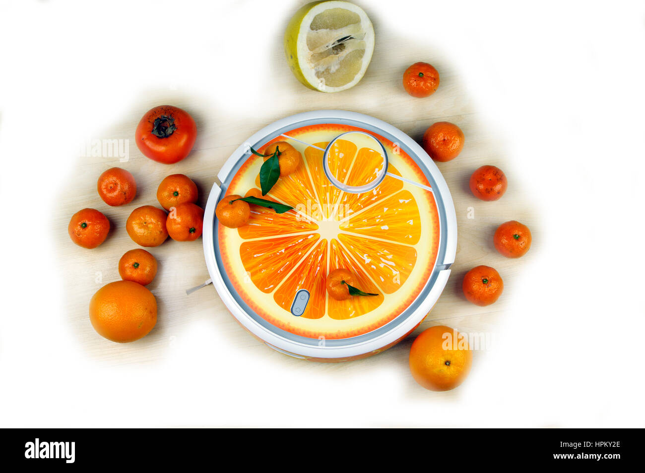 Die automatisierte Roboter-Staubsauger stilisierte orange Frucht auf auf weißem Hintergrund Stockfoto