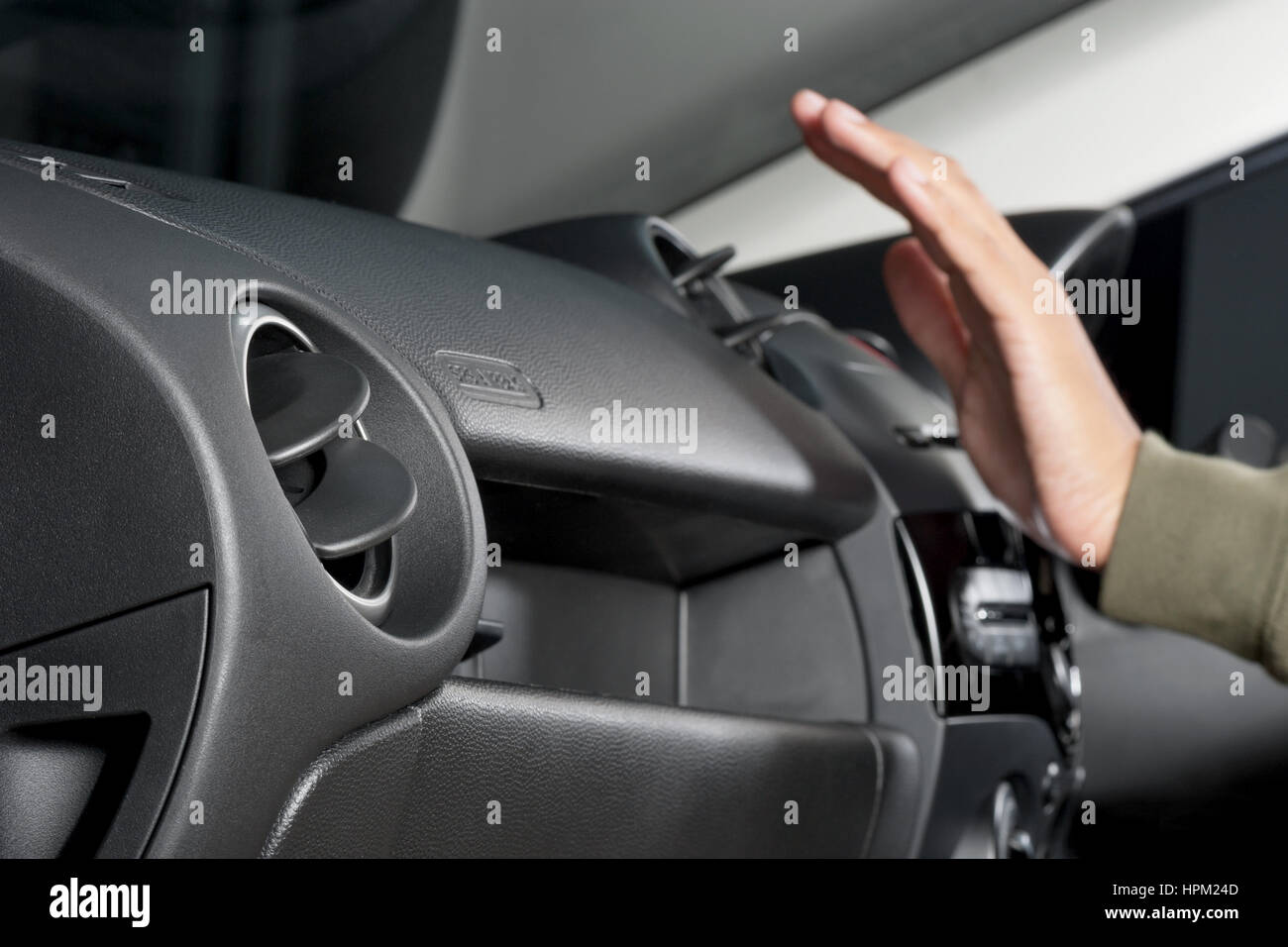 Fahrer-Hand auf Luft Lüftungsgitter mit Leistungsregler, überprüfen die  Luft aus der Lüftung im Auto Stockfotografie - Alamy