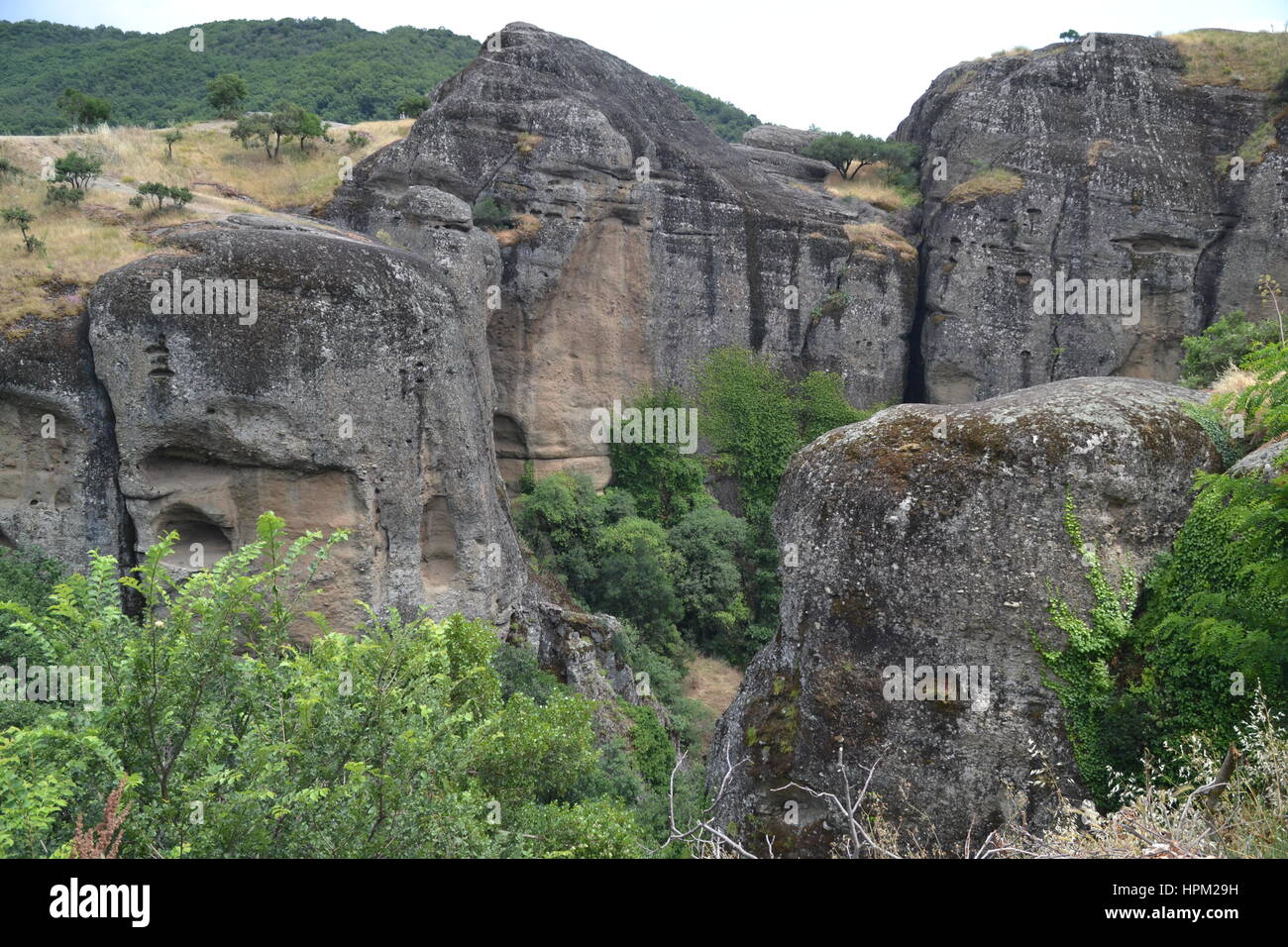 Meteora ist Bildung von riesigen monolithischen Säulen und Hügel - wie riesige Geröll, die Umgebung dominieren. Einzigartig und enorme Spalten der Felsen Stockfoto