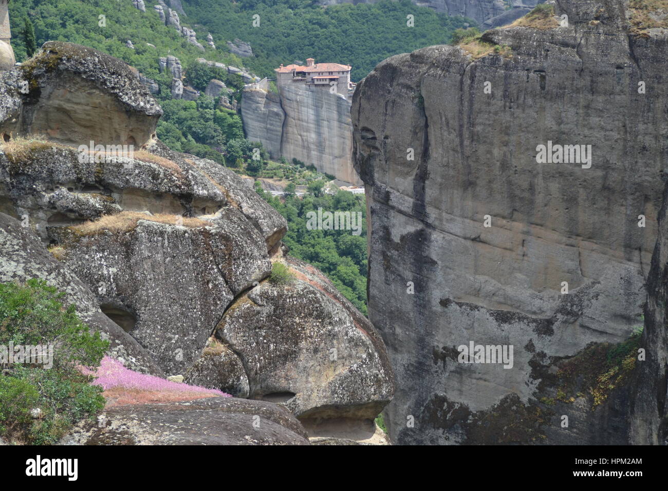 Meteora ist Bildung von riesigen monolithischen Säulen und Hügel - wie riesige Geröll, die Umgebung dominieren. Einzigartig und enorme Spalten der Felsen Stockfoto