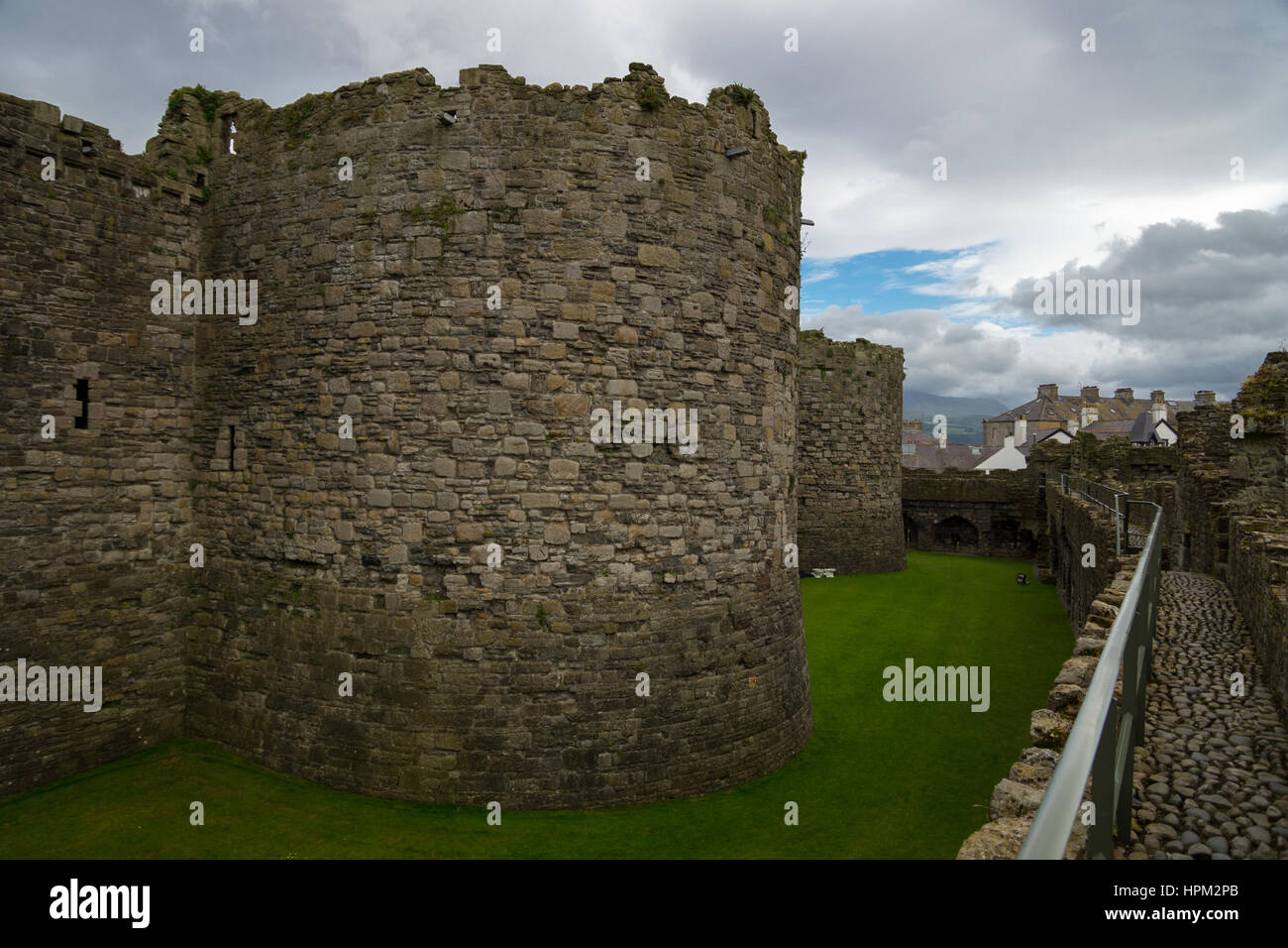 Beaumaris Castle und Strand, Isle of Anglesey, North Wales, UK Stockfoto