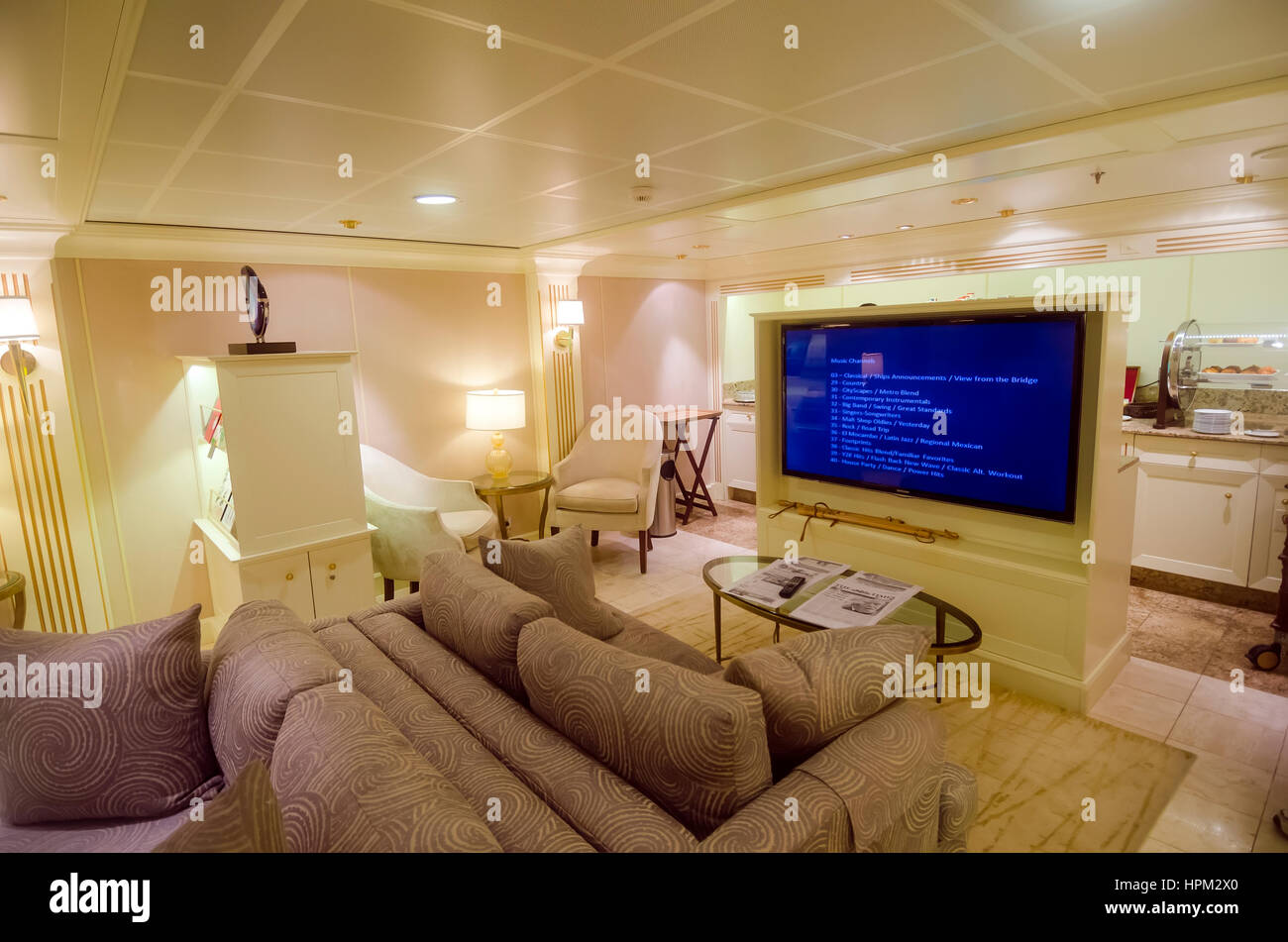 Oceania Marina Kreuzfahrtschiff ich Concierge Lounge TV und sofa Stockfoto