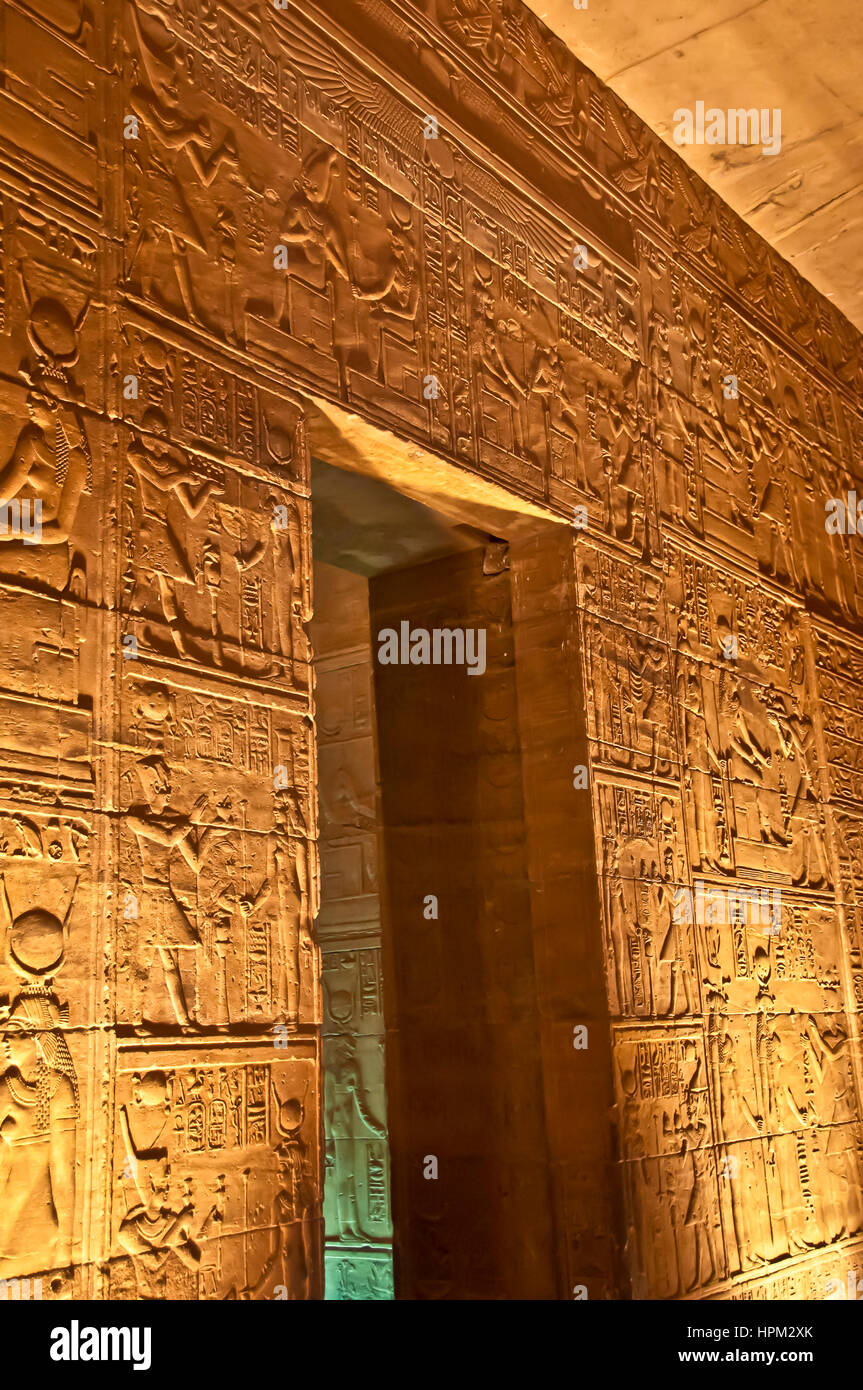 Beleuchtete Wand bedeckt mit Hieroglyphen in Philae Tempel, keine Menschen Stockfoto