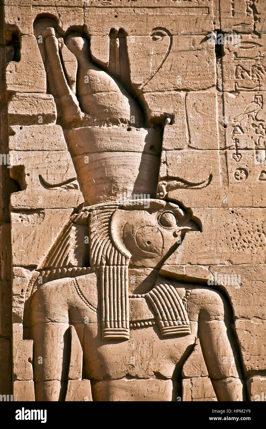 Relief des Gottes Horus trägt die königliche Krone Stockfoto