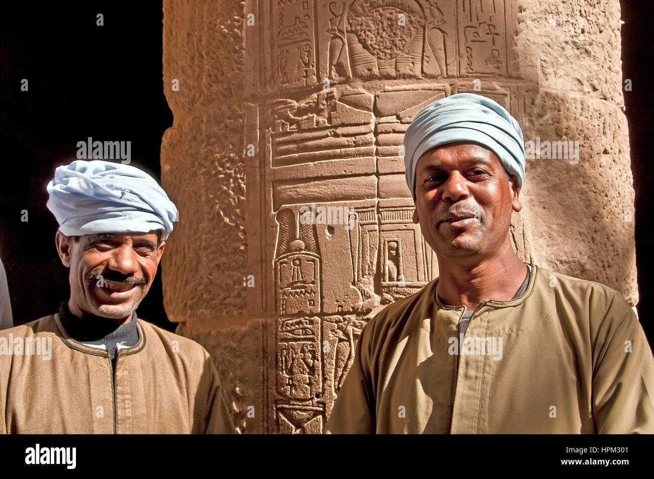 Zwei lächelnde Wächter oder Betreuer am Tempel von Philae oder Tempel der Isis in Philae Island Stockfoto