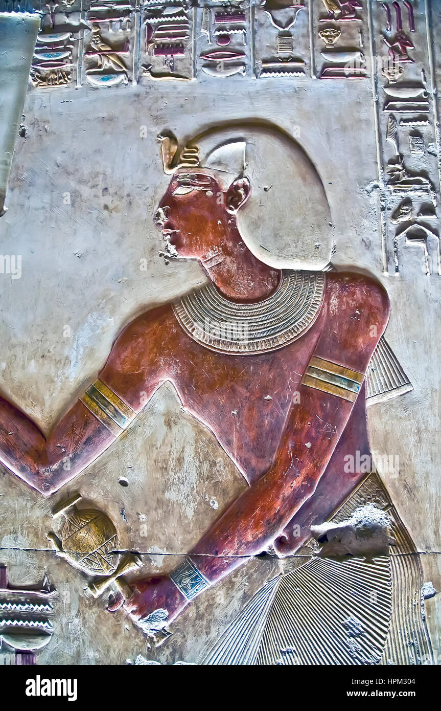 Tempel von Sethos Figur, die ich in Abydos mit bemerkenswert erhaltene Relief in leuchtendem Rot Stockfoto