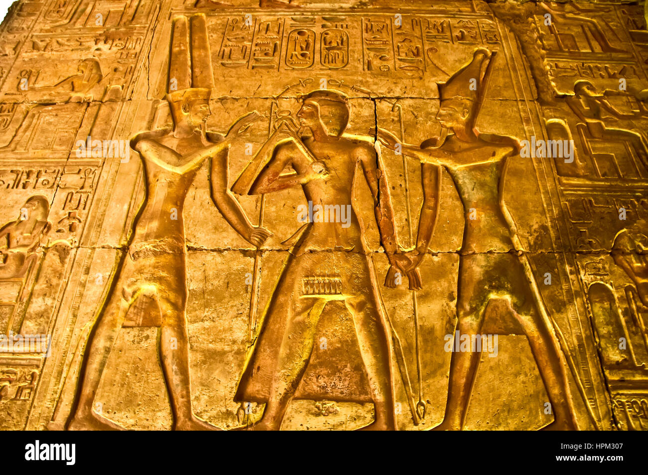 Tempel von Sethos I bei Abydos beleuchtete Wand mit pharaonische Figuren und zahlreichen Hieroglyphen Stockfoto