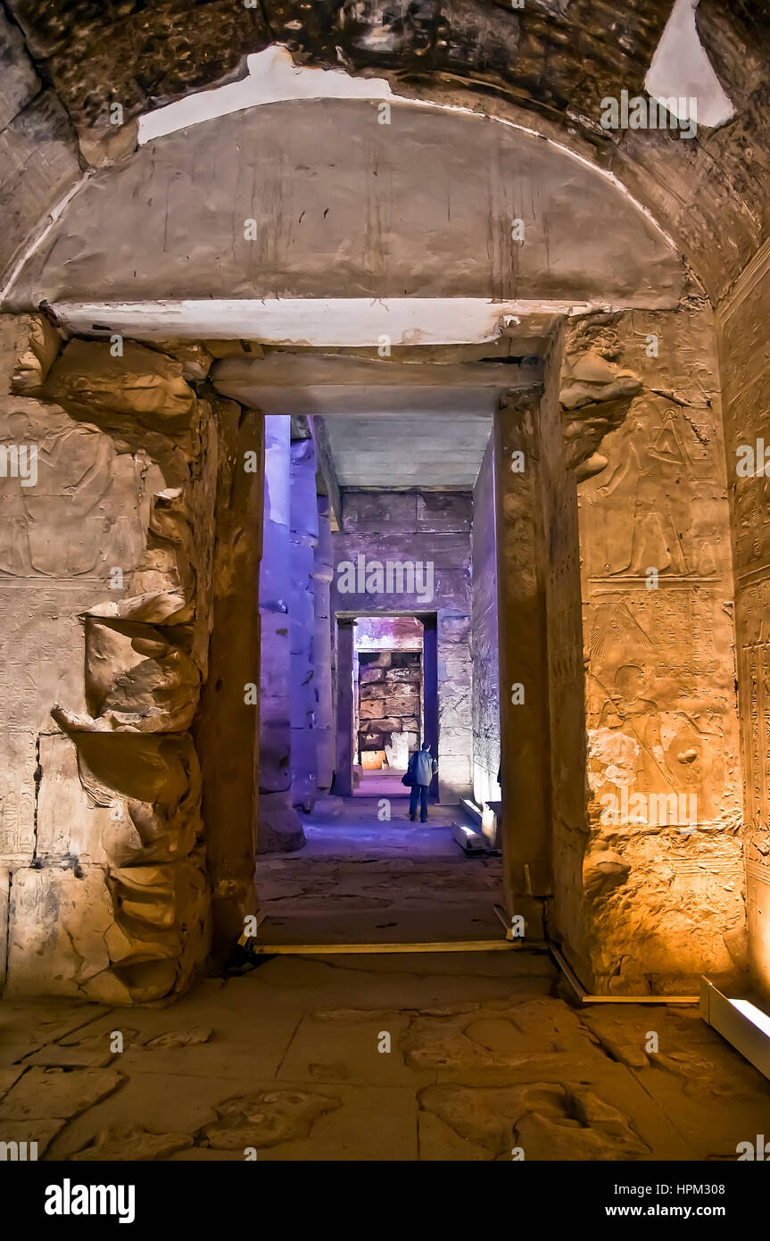 Tempel von Sethos I bei Abydos mit Reihe von Fluren und Touristen in weiter Ferne Stockfoto