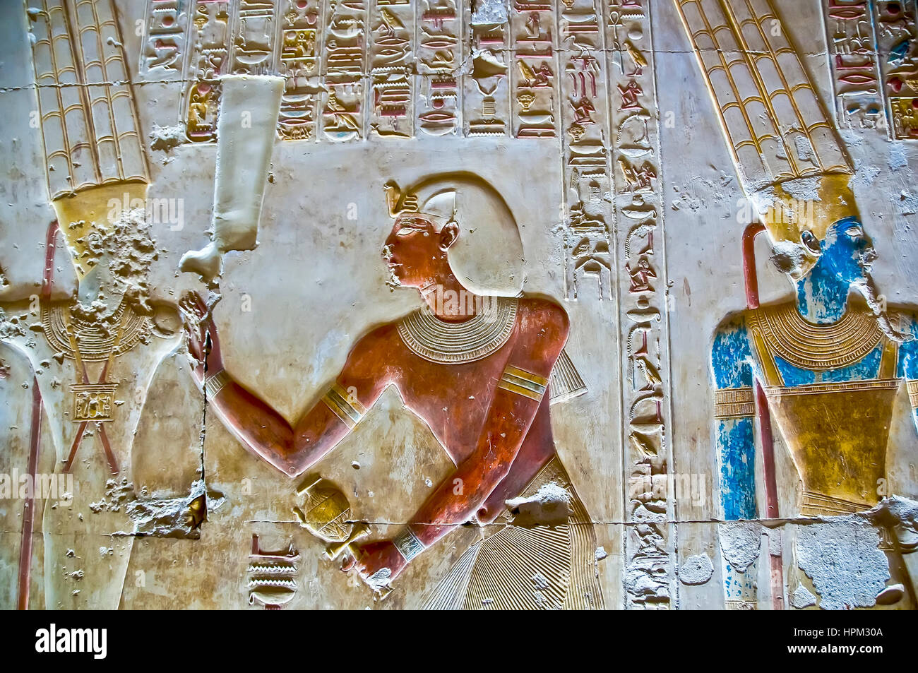 Tempel von Sethos I bei Abydos mit verändertem Erscheinungsbild Relief Figuren, alles in hellen Farben Stockfoto