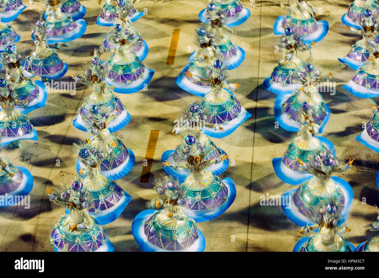 Samba Schule Präsentation in Sambodrome in Rio De Janeiro Karneval. Die meisten erwartete große Veranstaltung in der Stadt mit Tausenden von Touristen aus dem Ausland kommt Stockfoto