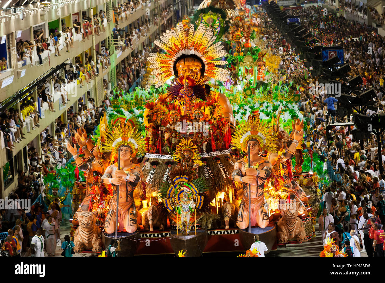 Samba Schule Präsentation in Sambodrome in Rio De Janeiro Karneval. Die meisten erwartete große Veranstaltung in der Stadt mit Tausenden von Touristen aus dem Ausland kommt Stockfoto