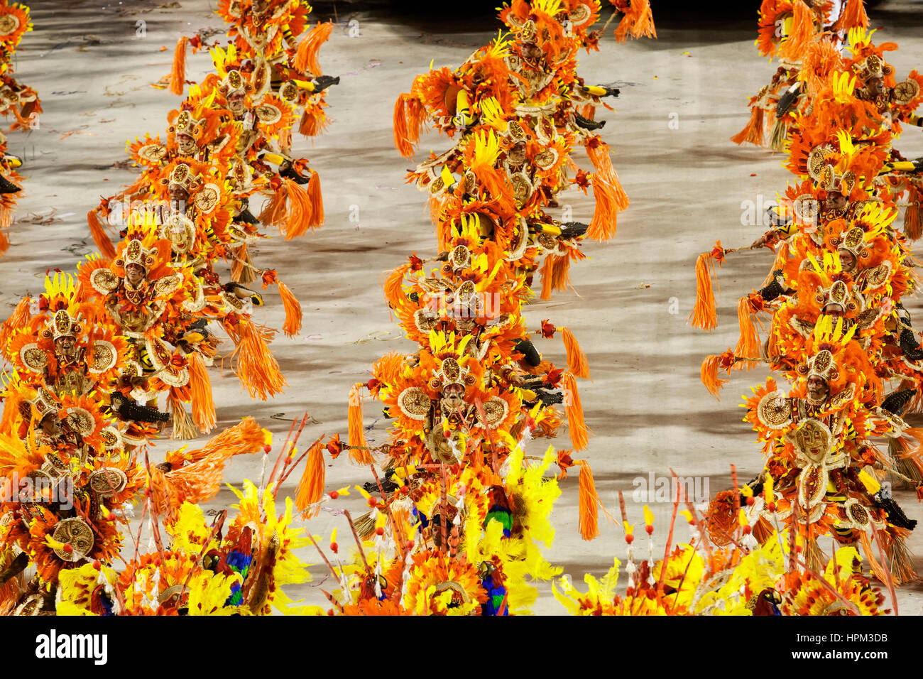 Samba Schule Präsentation in Sambodrome in Rio De Janeiro Karneval. Die meisten erwartete große Veranstaltung in der Stadt mit Tausenden von Touristen aus dem Ausland kommt Stockfoto