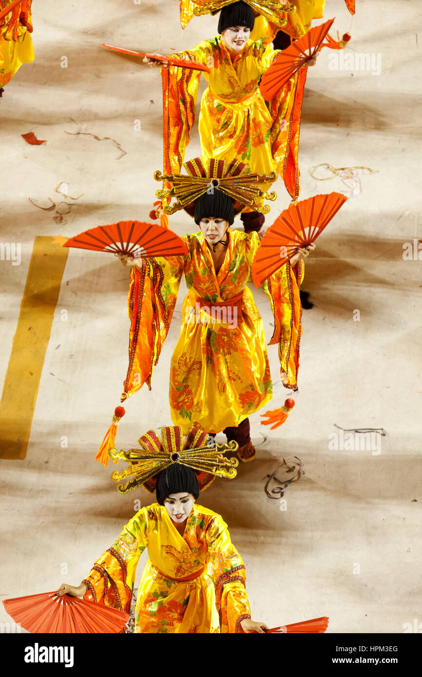 Samba Schule Präsentation in Sambodrome in Rio De Janeiro Karneval. Die meisten erwartete große Veranstaltung in der Stadt mit Tausenden von Touristen aus dem Ausland kommt Stockfoto