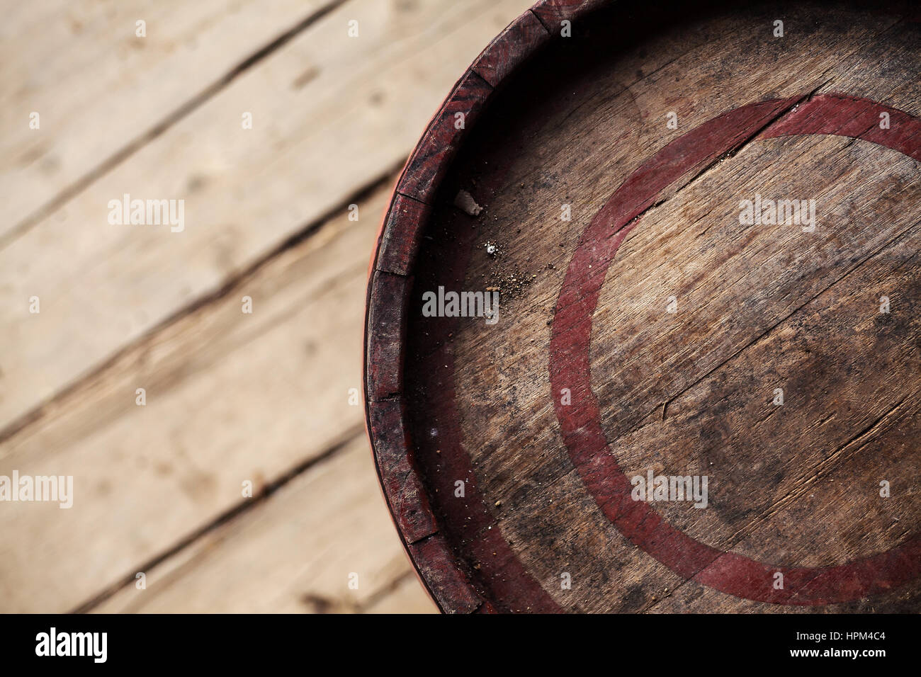 Alten Holzfass mit roten Ringen, Nahaufnahme von oben. Stockfoto