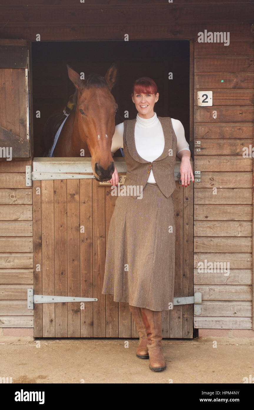 Schöne Frau in Wildhüter Tweed Anzug an einem stabilen Stockfoto