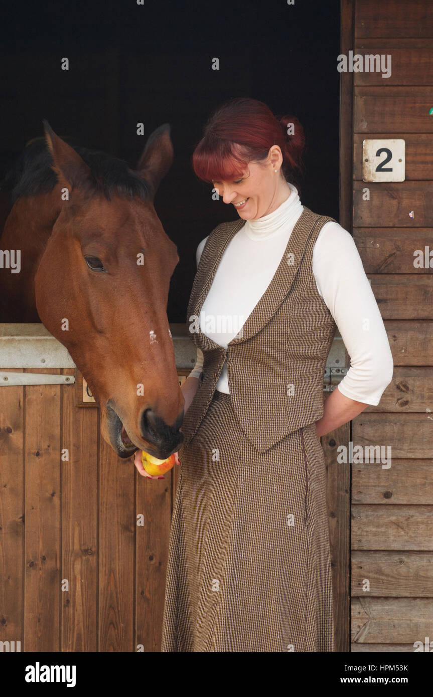 Schöne Frau in Wildhüter Tweed Anzug an einem stabilen Stockfoto