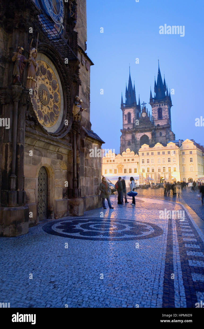 Astronomische Uhr in der alten Stadt Councilhouse und der Teynkirche. Vom Altstädter Ring. Prag. Tschechische Republik Stockfoto