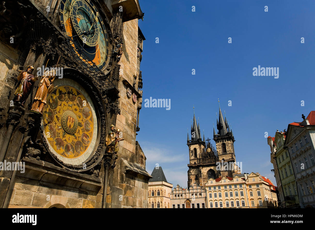 Astronomische Uhr in der alten Stadt Councilhouse und der Teynkirche. Vom Altstädter Ring. Prag. Tschechische Republik Stockfoto