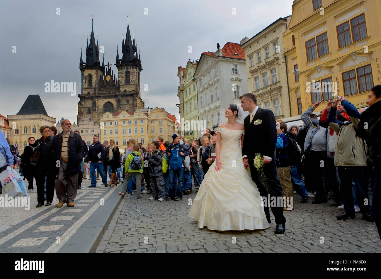 Hochzeit, warten auf die astronomische Uhr 14:00 Uhr zu sehen. Vom Altstädter Ring und der Teynkirche. Prag. Tschechische Republik Stockfoto