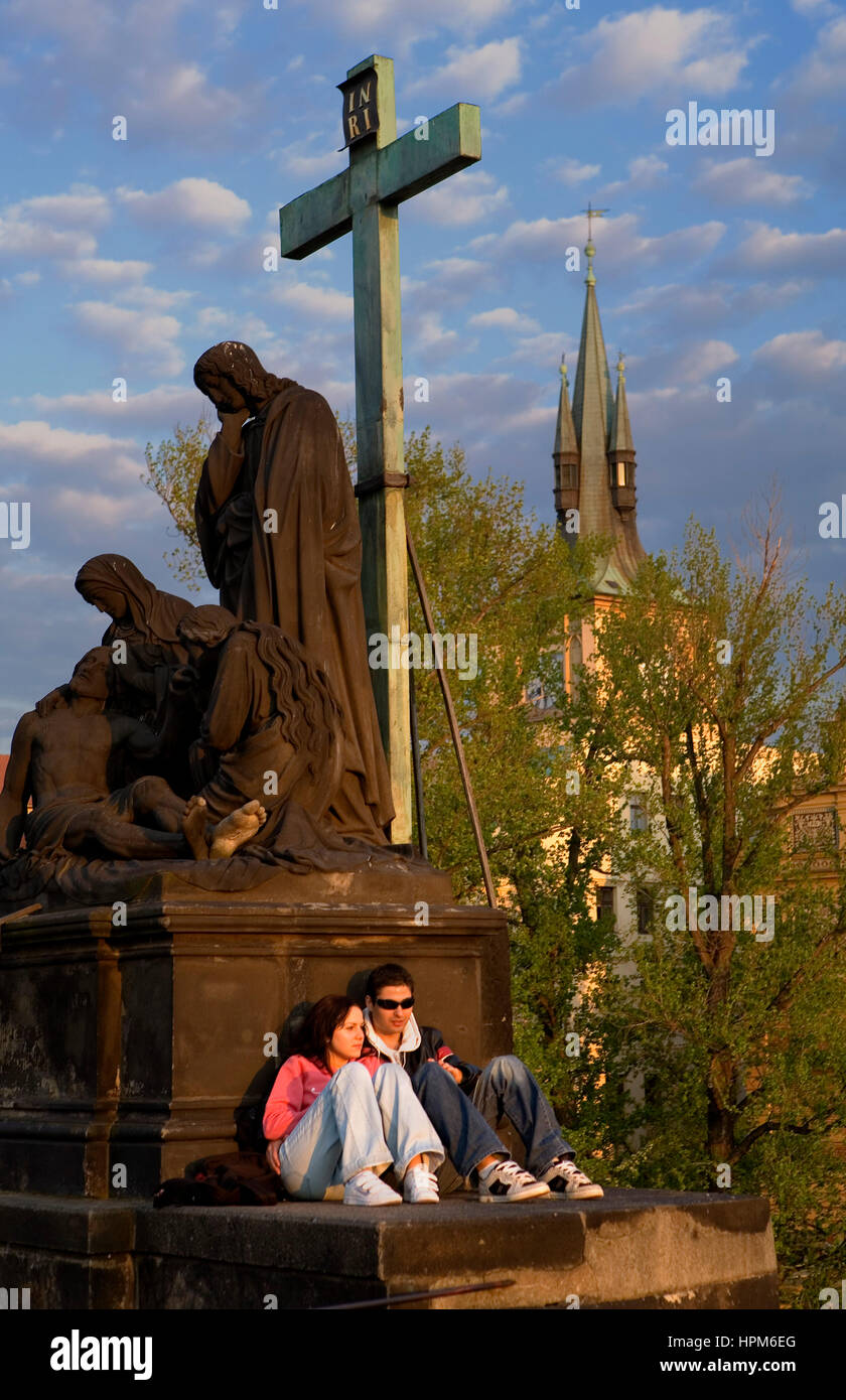 Paar auf eine Statue von Charles Bridge.Prague. Tschechische Republik Stockfoto