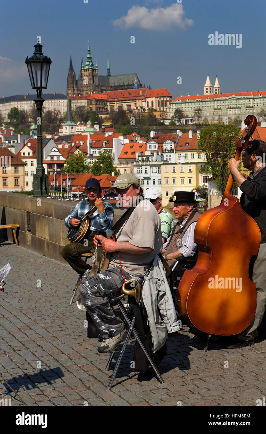 Street jazz-Musiker an der Karlsbrücke. Prag. Tschechische Republik Stockfoto