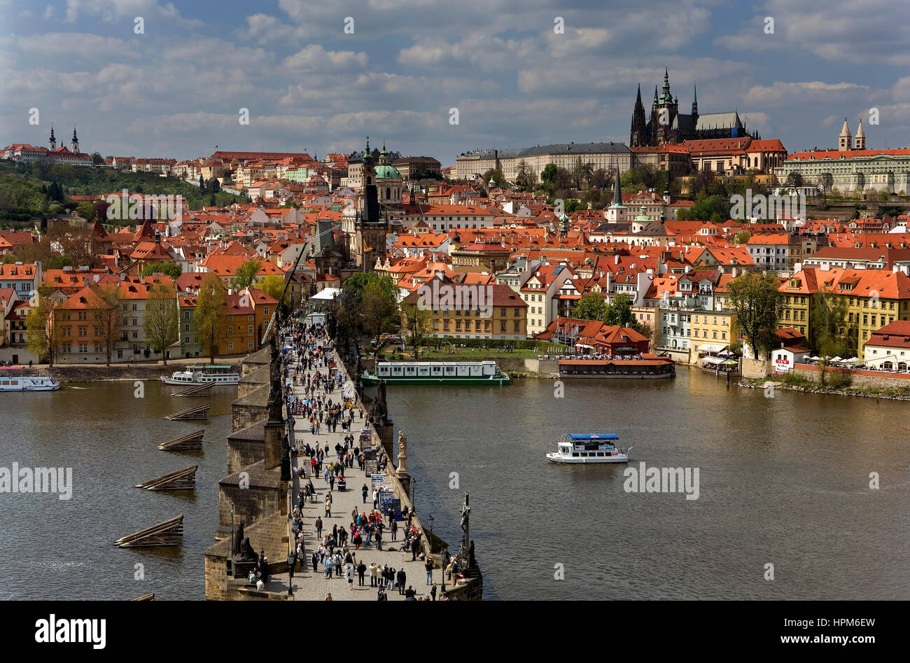 Karlsbrücke und Vltava (Moldau). Im Hintergrund, von rechts nach links, Prager Burg, St. Nicolas Church und Kloster Strahov.Prague. Tschechische Republik Stockfoto