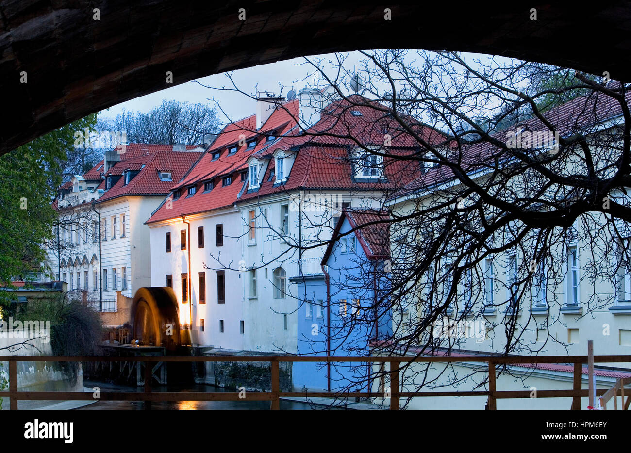 Čertovka (Devil-Kanal). Im Hintergrund Wasserrad der große Prior´s Mühle. In der Kampa-Insel. Malá Strana Viertel. Prag. Tschechische Republik Stockfoto