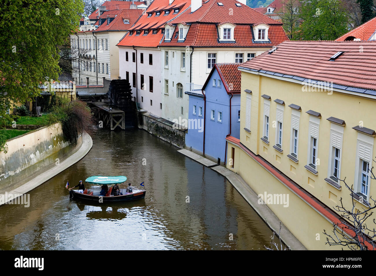 Boot in Čertovka (Devil-Kanal). Im Hintergrund Wasserrad der große Prior´s Mühle. In der Kampa-Insel. Malá Strana Viertel. Prag. Tschechische Republik Stockfoto