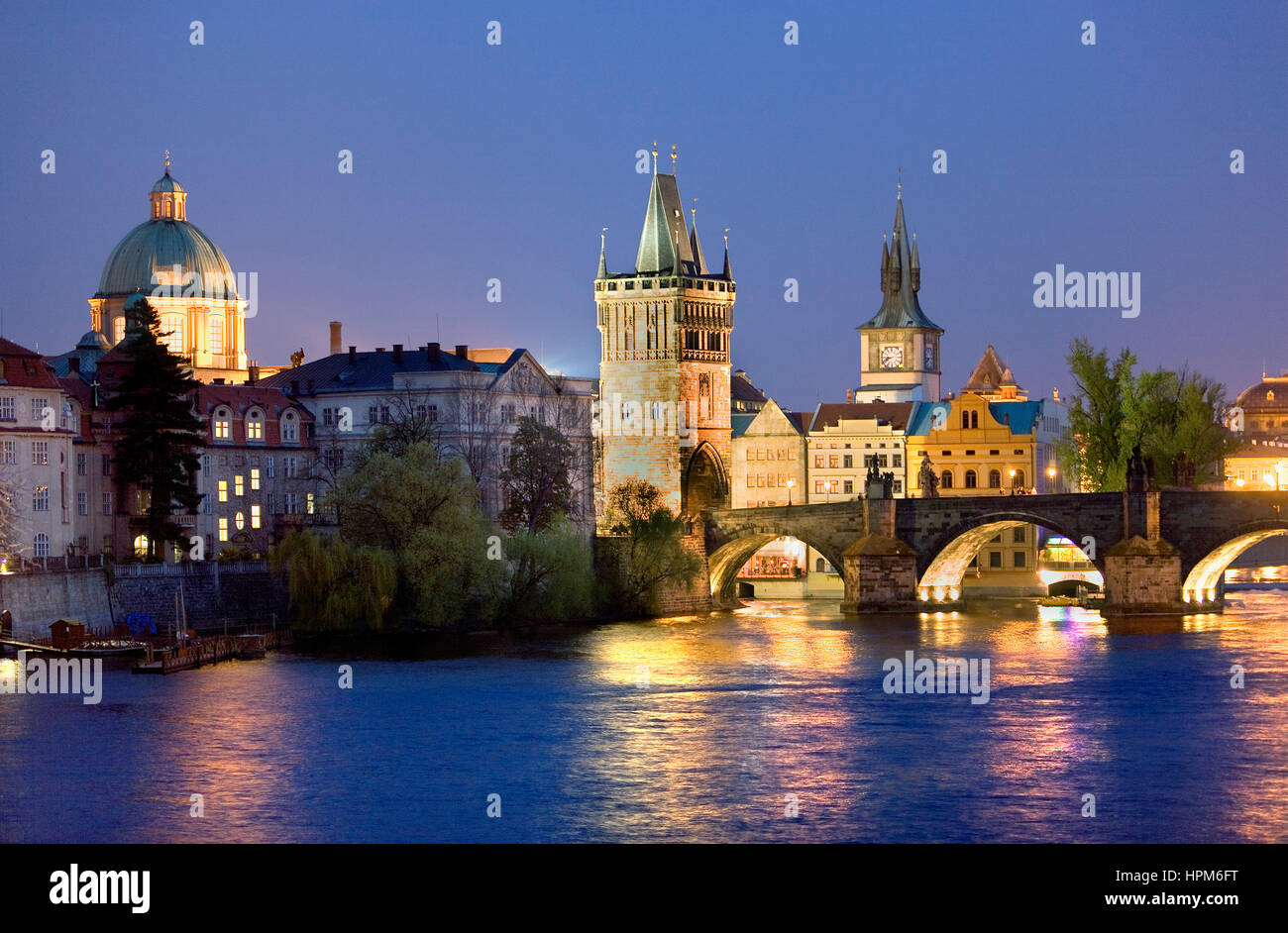 Altstadt und Vltava (Moldau), von Malá Strana gesehen. Bei richtigen Charles Bridge.Prague. Tschechische Republik Stockfoto