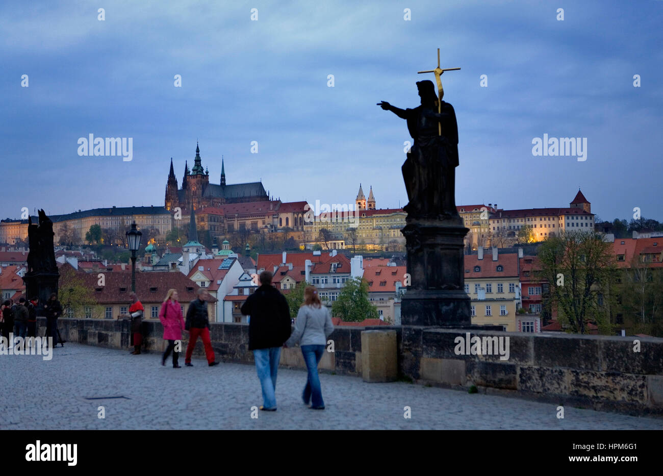 Die Prager Burg von der Karlsbrücke entfernt. Prag. Tschechische Republik Stockfoto