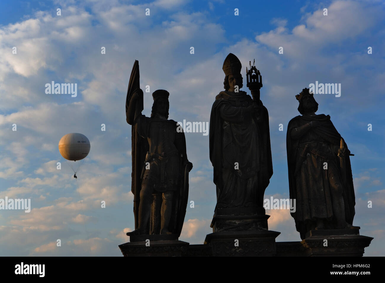 Statuen der Karlsbrücke und Heißluft-Ballon. Prag. Tschechische Republik Stockfoto