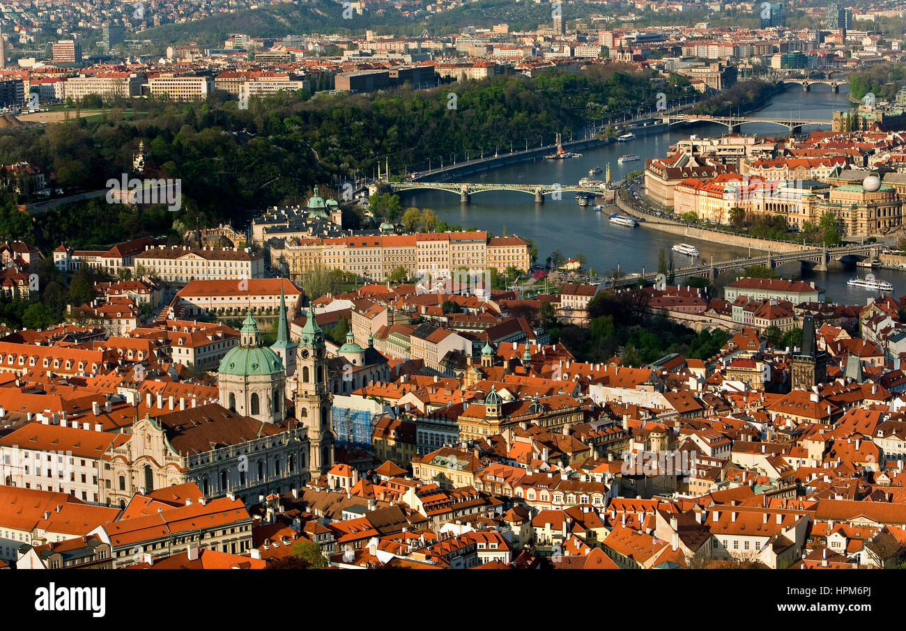 Panorama von Prag und Vltrava River. St Nicolas Church.Prague links. Tschechische Republik Stockfoto