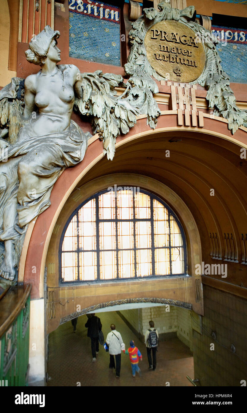 Art Nouveau-Stil Skulpturen im Hauptbahnhof (1901-1909), von Joshep Fanta.Prague. Tschechische Republik Stockfoto