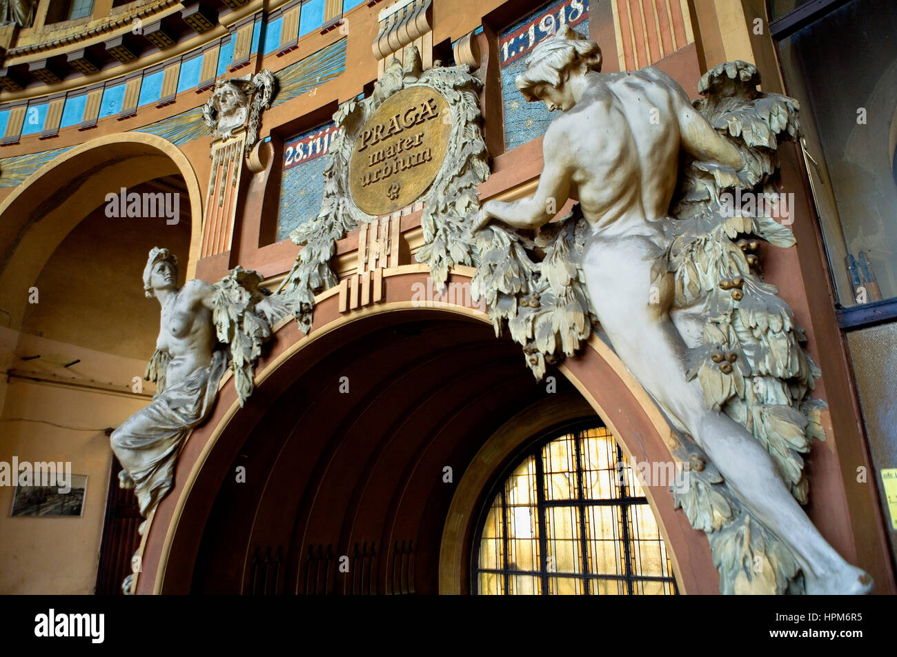 Art Nouveau-Stil Skulpturen im Hauptbahnhof (1901-1909), von Joshep Fanta.Prague. Tschechische Republik Stockfoto