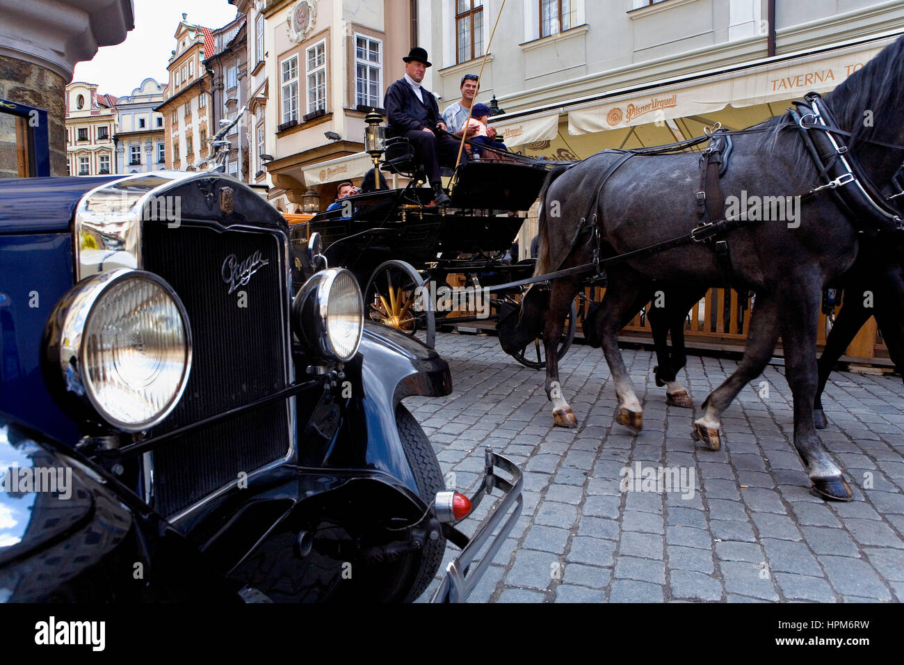 Stadtrundfahrten im alten Prag, von Autos der Epoche und Beförderung. Malé Mamèstí Platz. Prag. Tschechische Republik Stockfoto