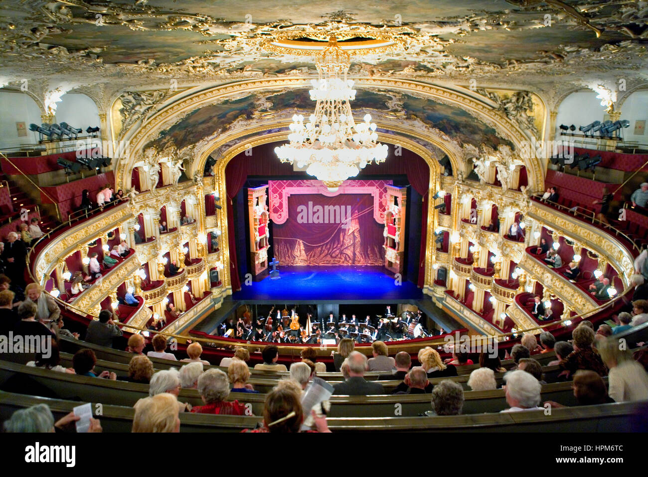 Staatsoper prag -Fotos und -Bildmaterial in hoher Auflösung – Alamy