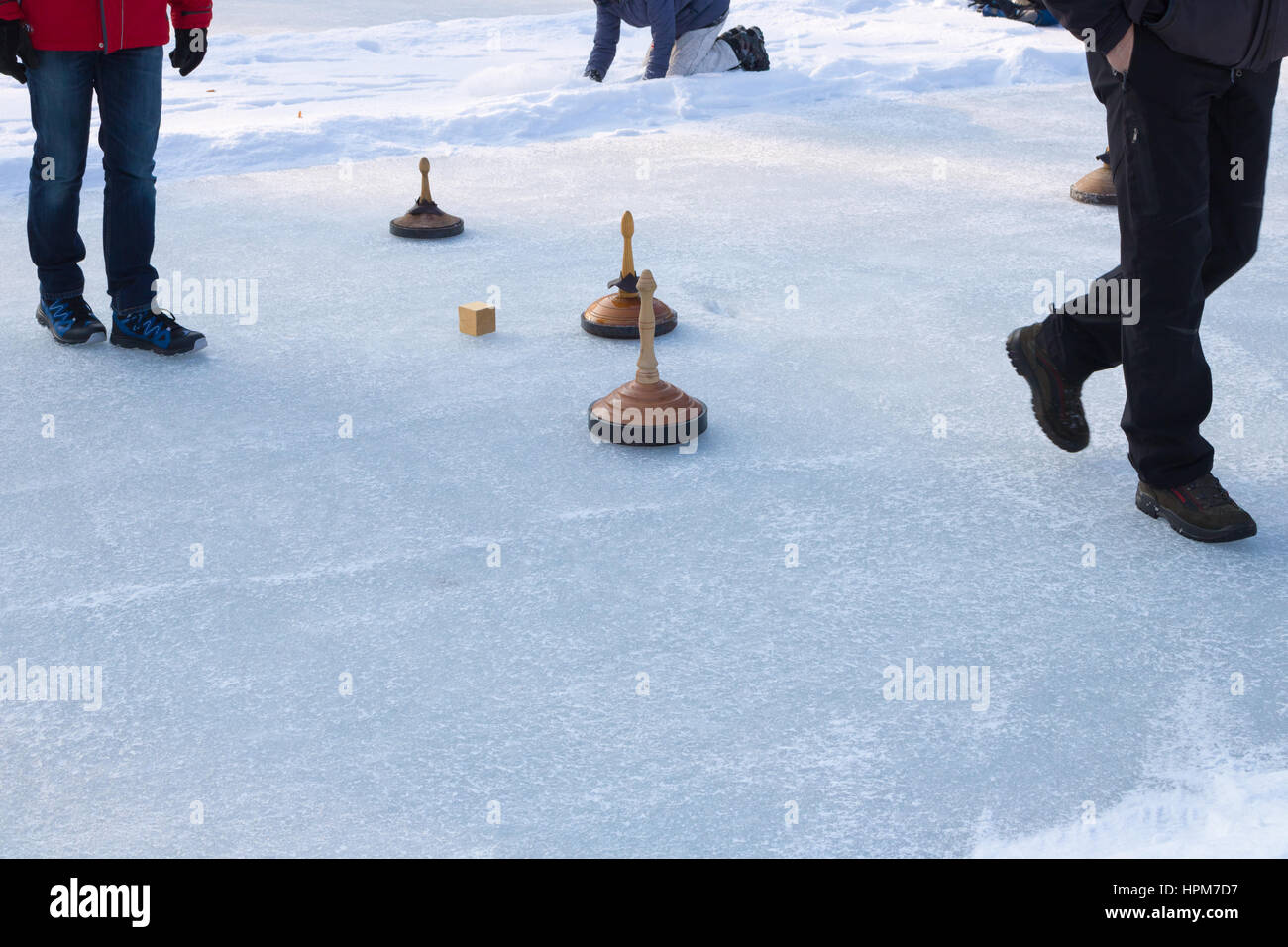 Menschen spielen Curling auf einem zugefrorenen See, Österreich, Europa. Wintersport. Stockfoto