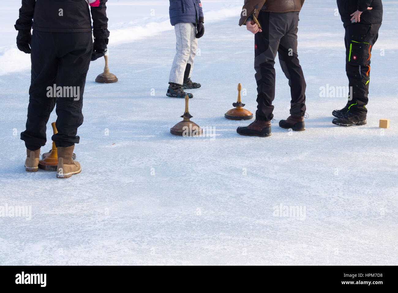 Menschen spielen Curling auf einem zugefrorenen See, Österreich, Europa. Wintersport. Stockfoto