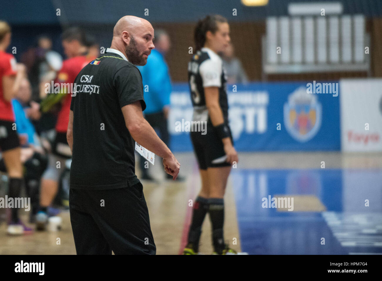 17. November 2015: Kim Rasmussen die wichtigsten Trainer von CSM Bukarest während der Rumänien Frau Handball National League Spiel zwischen CSM Bukarest Vs HCM Baia Mare in Bukarest, Rumänien ROU Hall Polyvalent.   Foto: Cronos/Catalin Soare Stockfoto