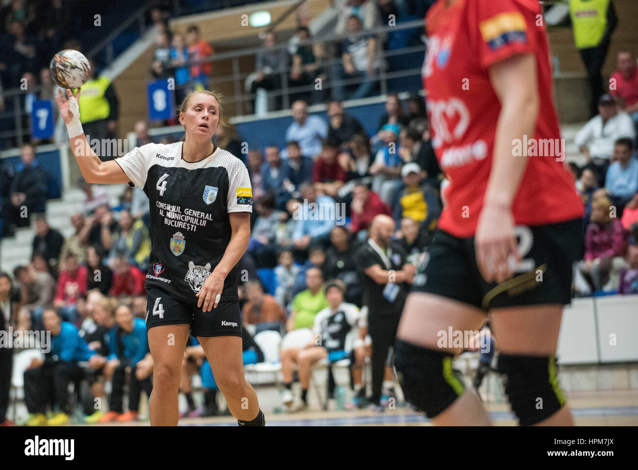 17. November 2015: Isabelle Gulden #4 von CSM Bukarest in Rumänien Frau Handball National League Spiel zwischen CSM Bukarest Vs HCM Baia Mare in Bukarest, Rumänien ROU Hall Polyvalent.   Foto: Cronos/Catalin Soare Stockfoto