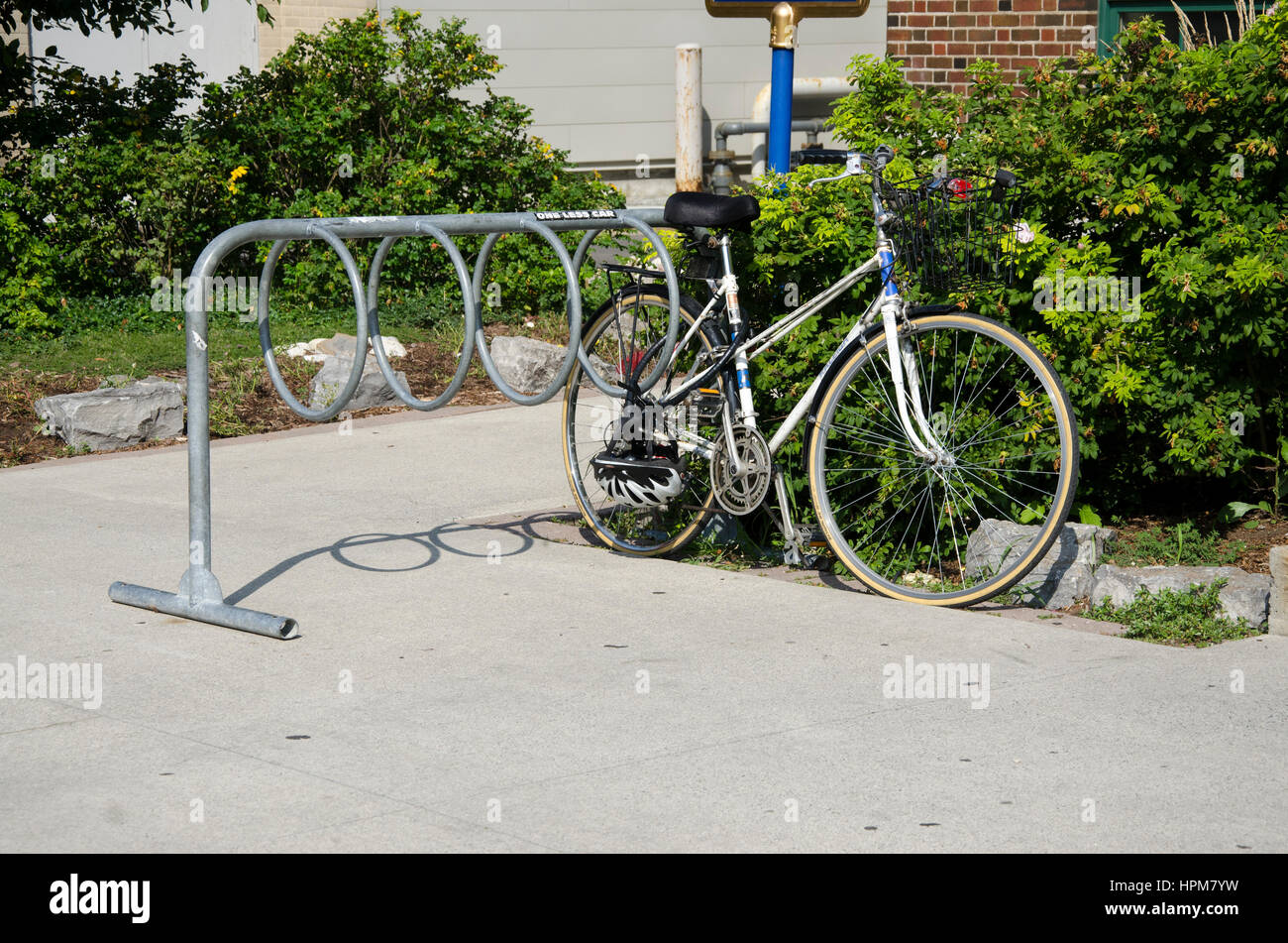 Montreal, Quebec, Kanada - 21. Juli 2016: Fahrrad auf der Straße in die Stadt Cicle Parkplatz als redaktionelle Stockfoto