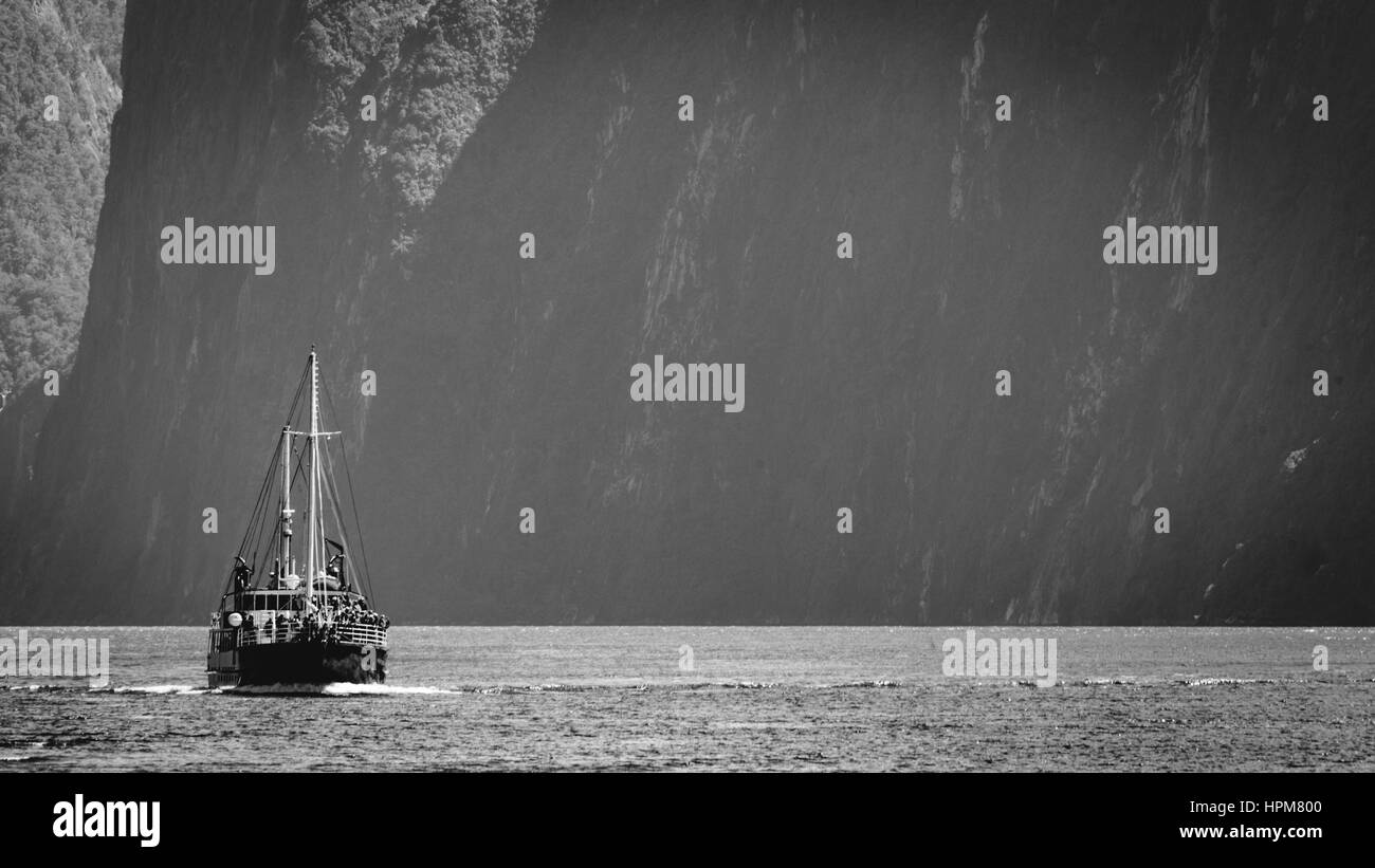 Schiff in Milford Sound, Neuseeland Stockfoto