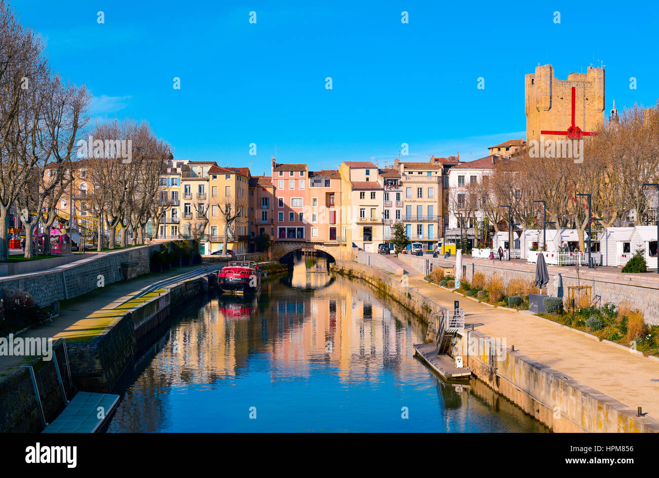 NARBONNE, Frankreich - 27. Dezember 2016: The Canal De La Robine Kanal auf der Durchreise Narbonne, Frankreich, mit der Brücke Pont des Marchands in der backg Stockfoto