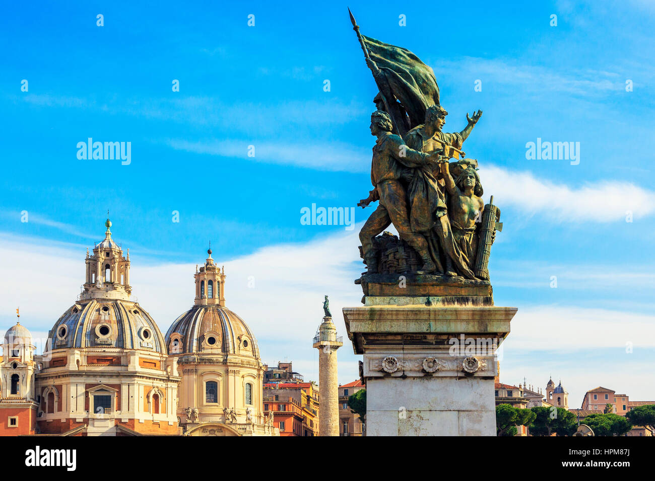 Statue Details aus der Vorderseite der Altare Della Patria alias das Nationaldenkmal Vittorio Emanuele im Hinblick auf die Colonna Traiana und die Kuppeln der Stockfoto